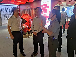 江苏省政协副主席王荣平率调研组一行考察双龙戏珠酒厂